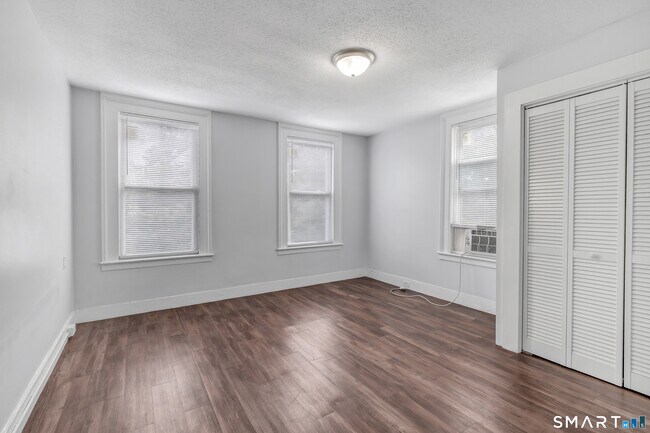 Building Photo - 52 Beers St