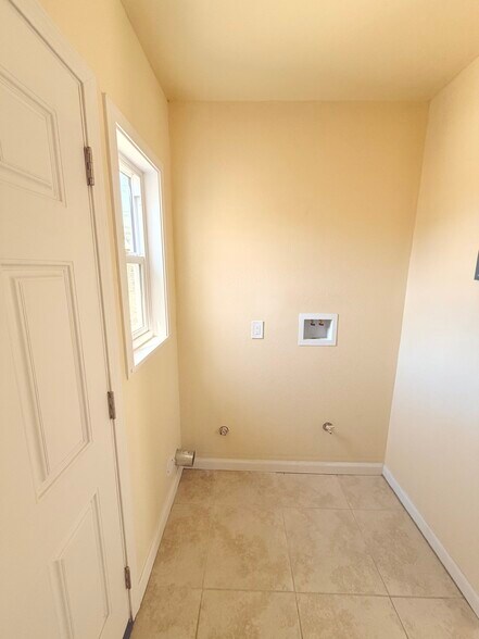 Building Photo - 16348 Taylor Ave