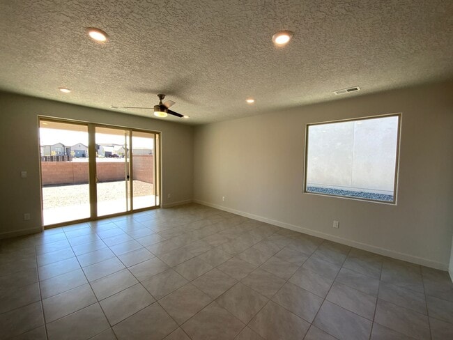 Building Photo - 3 Bedroom Single Story New Build in Lomas ...
