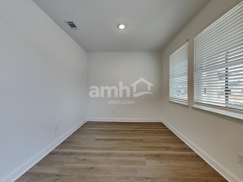 Building Photo - 496 Pointe Dr