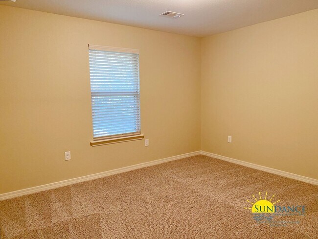 Building Photo - Stunning 4 Bedroom Home in Navarre