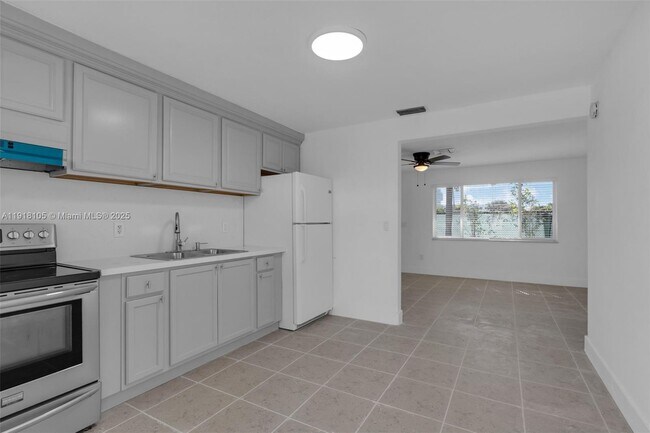 Building Photo - 124 SE 2nd Terrace