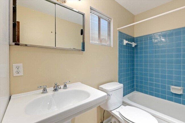 Building Photo - 1557 Live Oak Dr