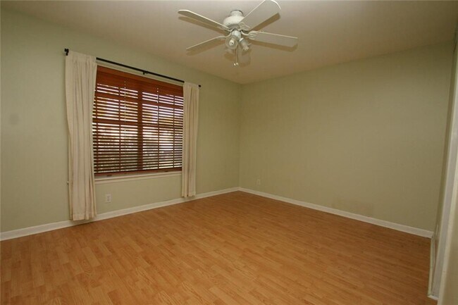 Building Photo - 6702 Isabelle Dr