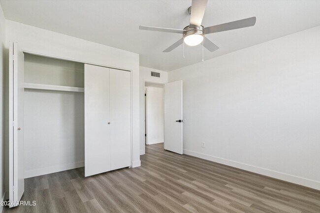 Building Photo - 3020 W Hartford Dr