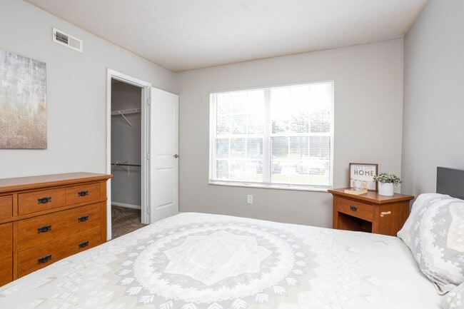 Building Photo - Available now! 2 bed 2 bath with wood burning fireplace in Dublin City Schools!