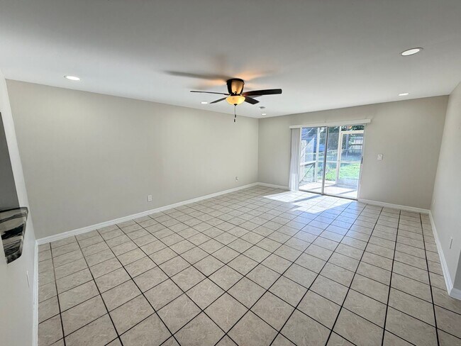 Building Photo - 2 Bed 2 Bath Duplex with Screened Lanai in SE Cape Coral