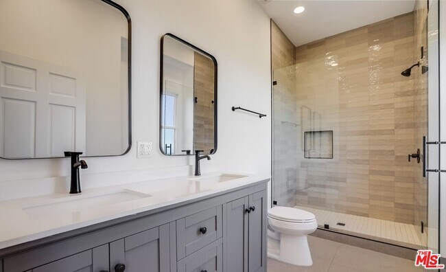 Building Photo - 15851 Mulholland Pl
