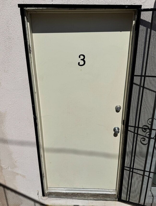 Building Photo - Bright Ground-Level 2-Bedroom with Great Storage