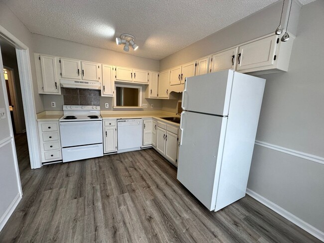 Building Photo - Freshly renovated 2BR 2.5BA Townhome