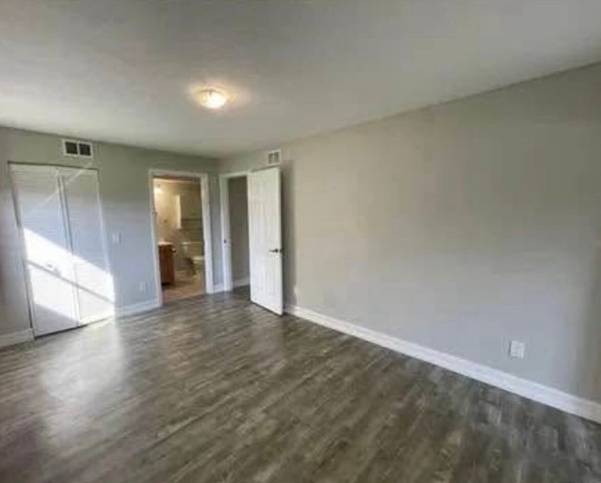 Building Photo - 2650 Oak Park Way