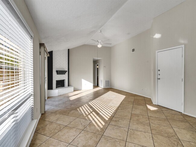 Building Photo - 22125 Diane Dr