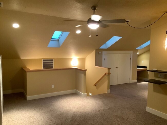 Building Photo - A Must See! 4 Bedroom House in North Eugene
