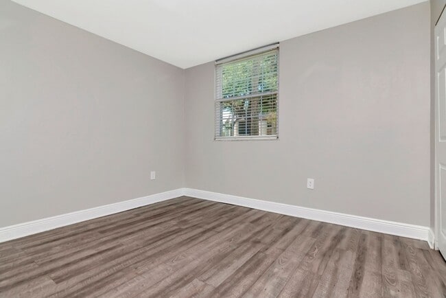 Building Photo - Ground Floor - Corner/End Unit - Upgraded ...
