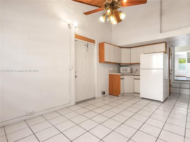 Building Photo - 3 bedroom in Miami FL 33147