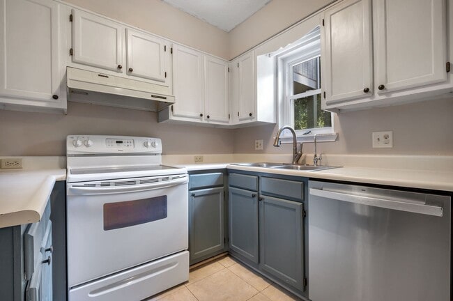 Building Photo - Townhome with Garage Near the Parkway