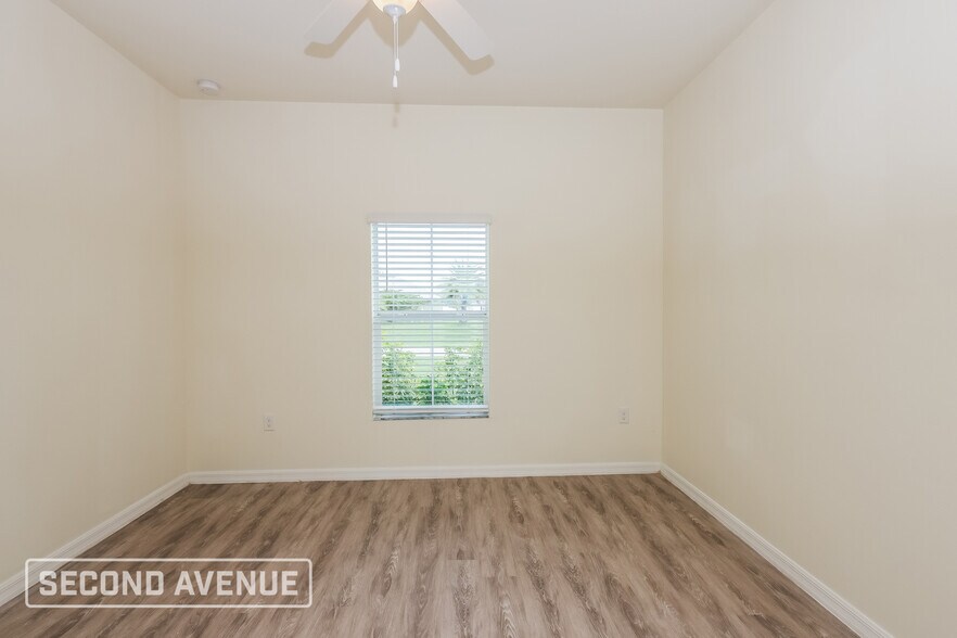 Building Photo - 1122 NE 39th Terrace