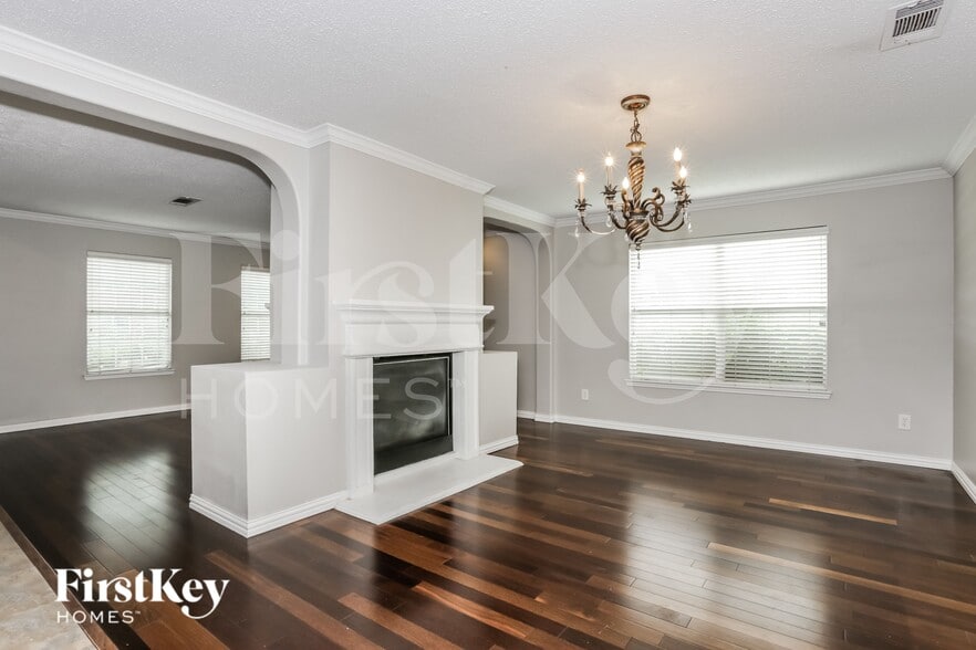 Building Photo - 621 Stellaway Dr