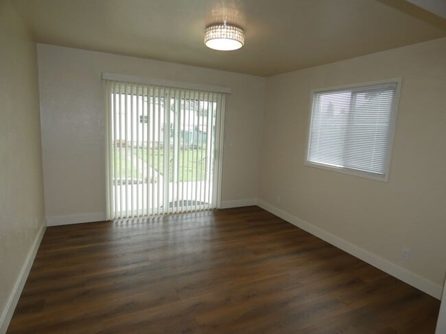 Building Photo - 330 E 6th St