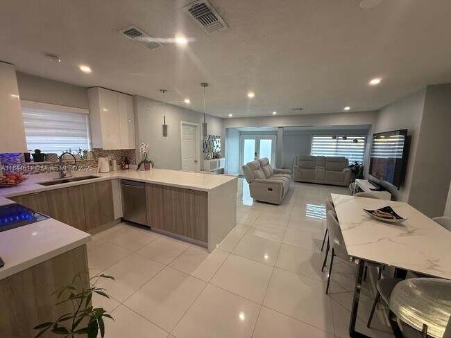 Building Photo - 2612 Acapulco Dr