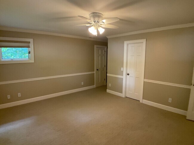 Building Photo - Executive Home in The Heart of Chapel Hill!