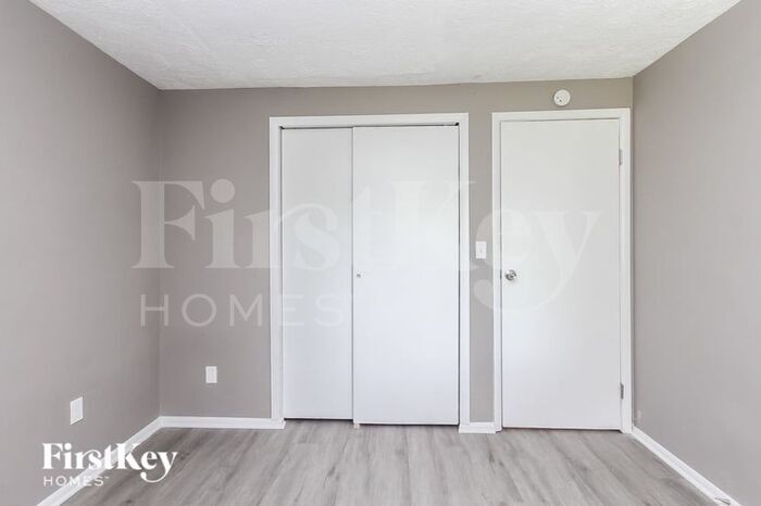 Building Photo - 910 Woodlark Dr