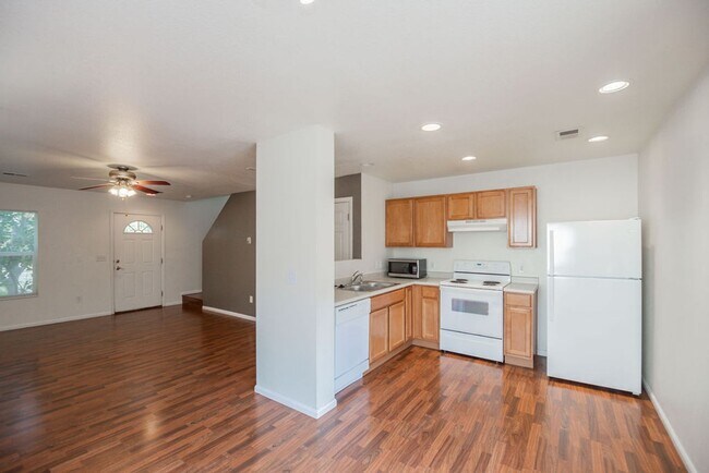 Building Photo - Students Welcome! Charming 3-Bedroom, 2-Bath Home in the Heart of Mid-Town Fort Collins