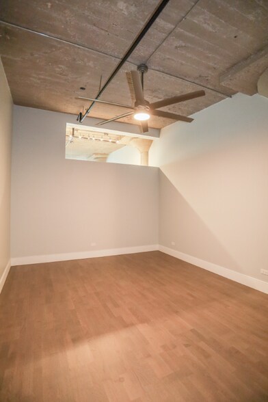 Building Photo - 4046 N Hermitage Ave