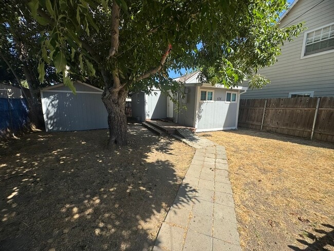 Building Photo - 1 Bedroom 1 Bath Home with a Large Outdoor...