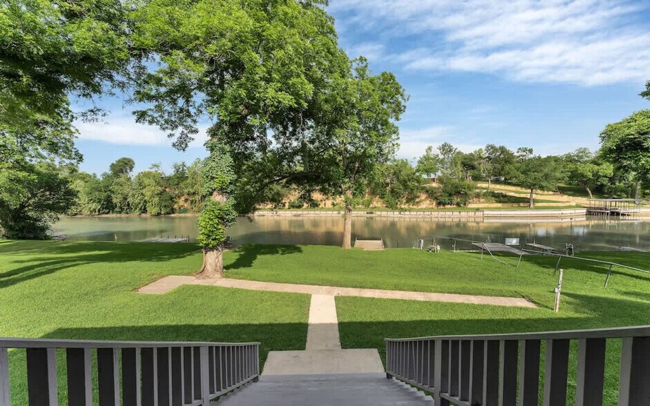 Building Photo - 302 Shangrila Ln