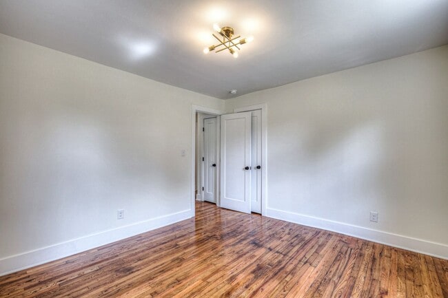 Building Photo - 203 W Cedar St