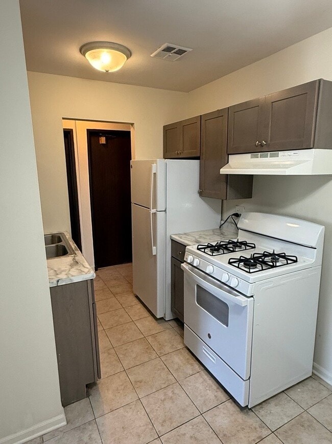 Building Photo - 351 Hawthorne Cir