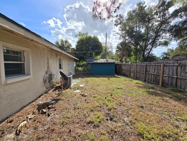 Building Photo - 2147 Dodge Ave