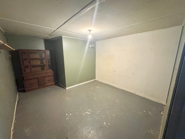 Building Photo - Rural Statesville - 3BR/1BA + Carport & Fu...