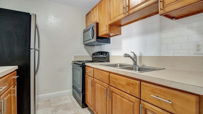 Building Photo - MOVE IN SPECIAL ONE MONTH FREE- end unit 1 bedroom 1 bath Pet Friendly Apt with Washer Dryer hook...