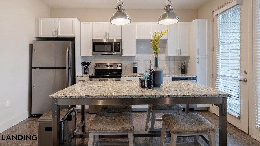 Building Photo - 5885 Lakehurst Dr