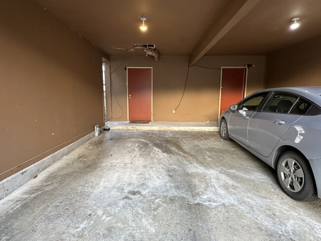 Building Photo - 428 Stow Ave S