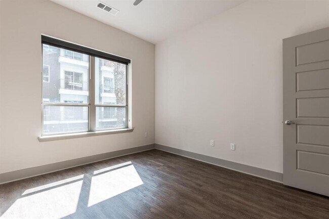 Building Photo - 299 W Gray St