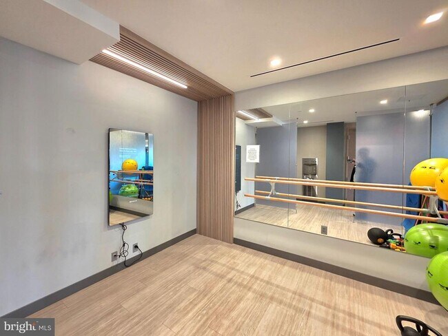 Building Photo - 737 Swann Ave