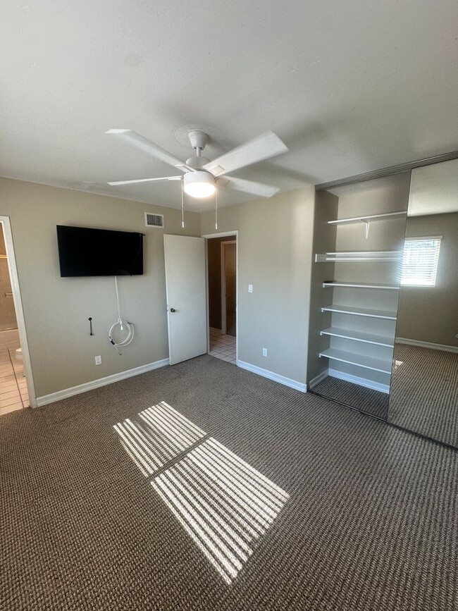 Building Photo - Beautifully landscaped 3BR/2BA house in La...