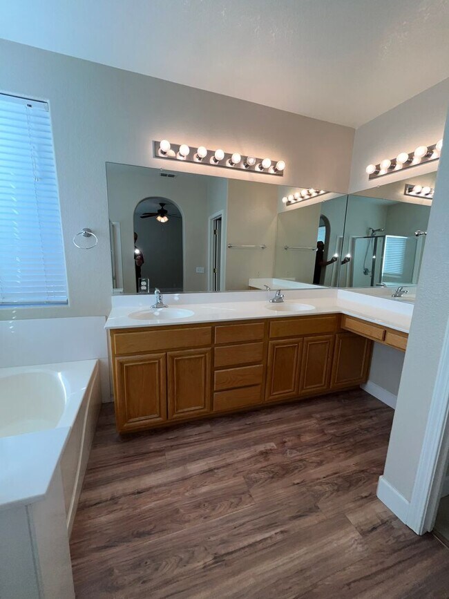 Building Photo - 4 Bed | 2 Bath | 1659SF | Tenant Pays $195...