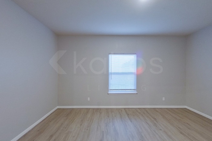 Building Photo - 721 St James Pl