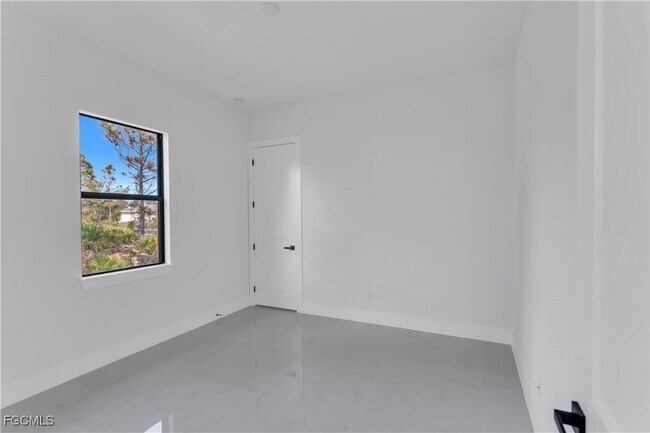 Building Photo - 6005 Queen Ave N