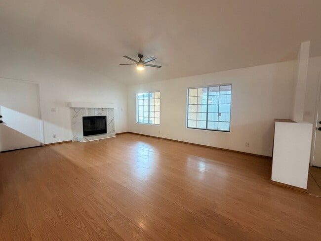 Building Photo - 3+2 with garage