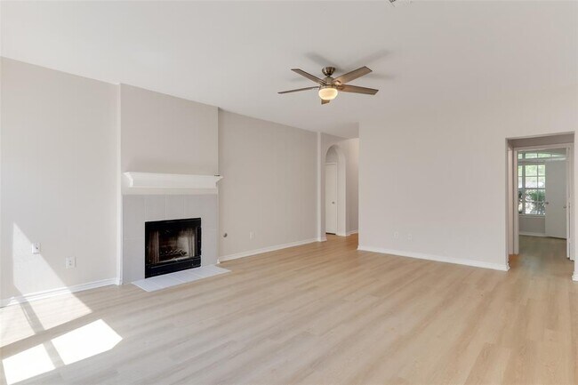 Building Photo - 927 Picadilly Dr