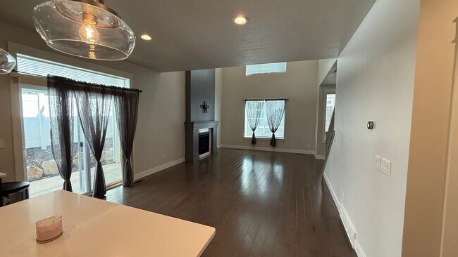 Building Photo - 234 Glenwood Wy