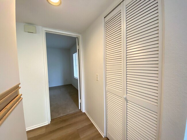 Building Photo - Bright 2 Bedroom Condo in Oceanside!