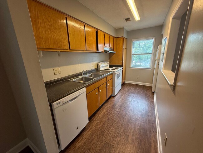 Building Photo - Spacious 2 Bed 2 Bath Town Home near NCSU Available NOW! LEASE NOW AND GET ONE MONTH FREE!