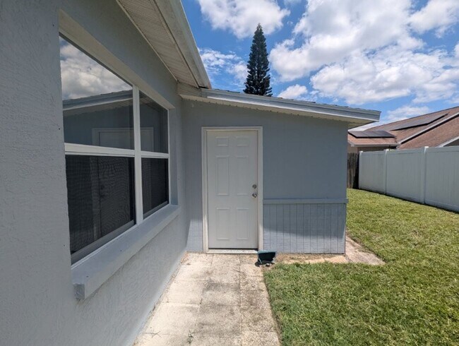 Building Photo - Must See!!!  Large 2 Bed 2 Bath with garag...