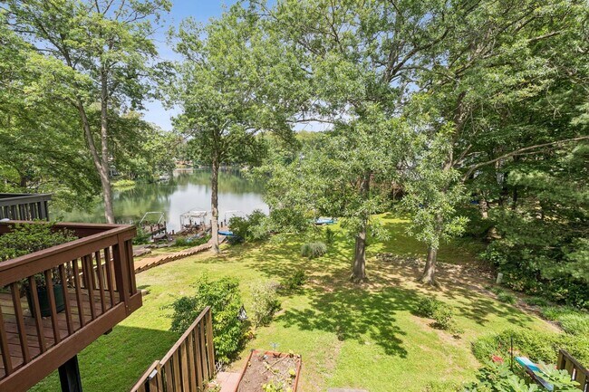 Building Photo - This is Reston living at its finest!